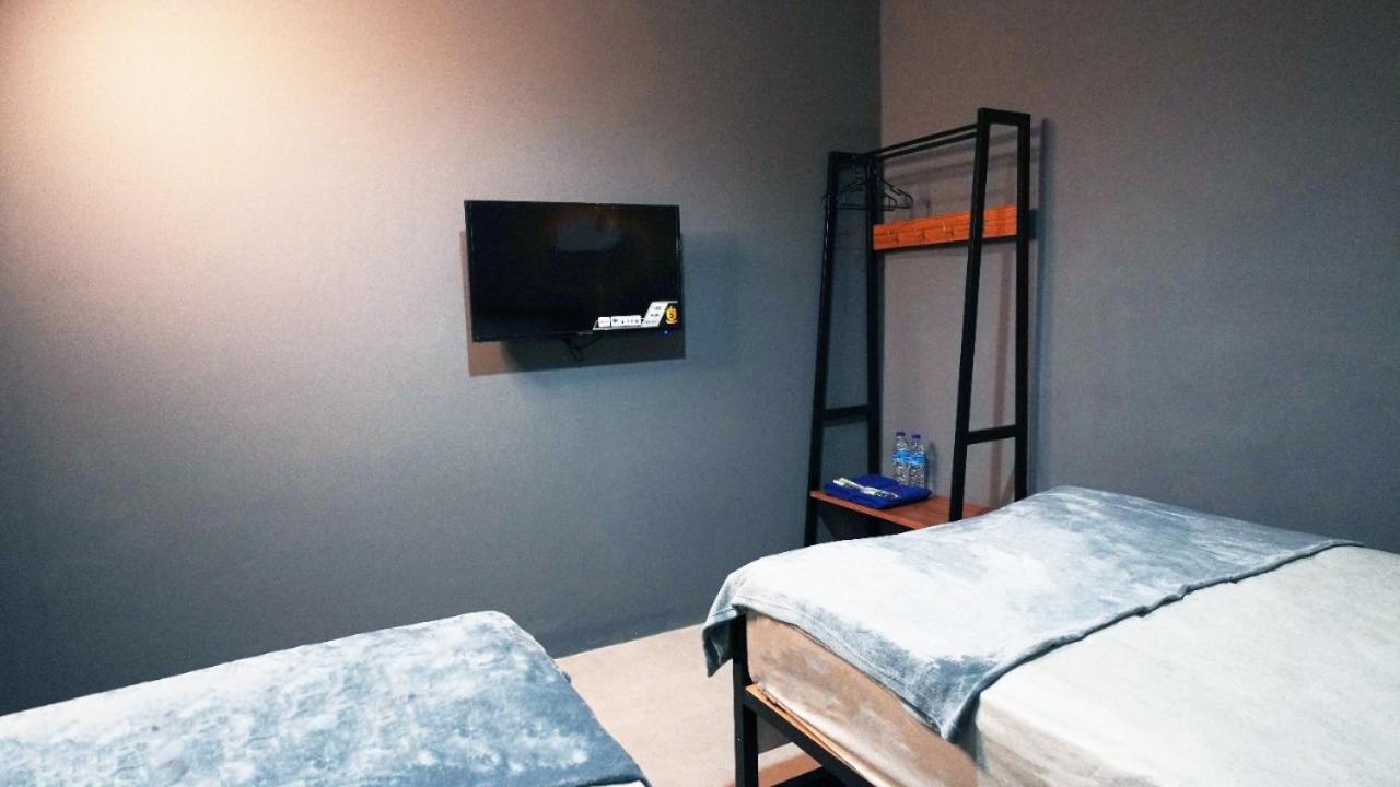 Hostel 18 Pasangan Butuh Surat Nikah Bandung Dış mekan fotoğraf